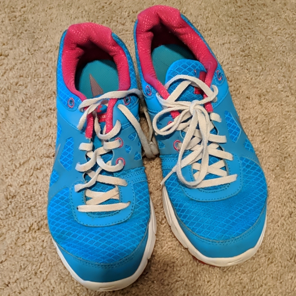 Tennis shoes